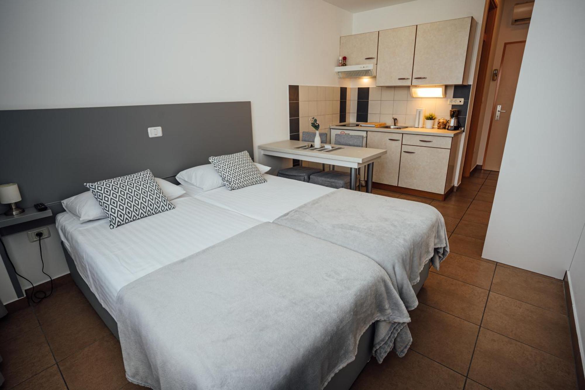 Sobe Rooms Nataly Сезана Экстерьер фото